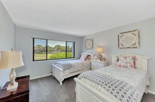 Building Photo - Welcome to your Heatherwood Heaven