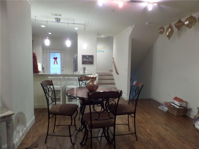 Building Photo - 3230 Daniel Ave