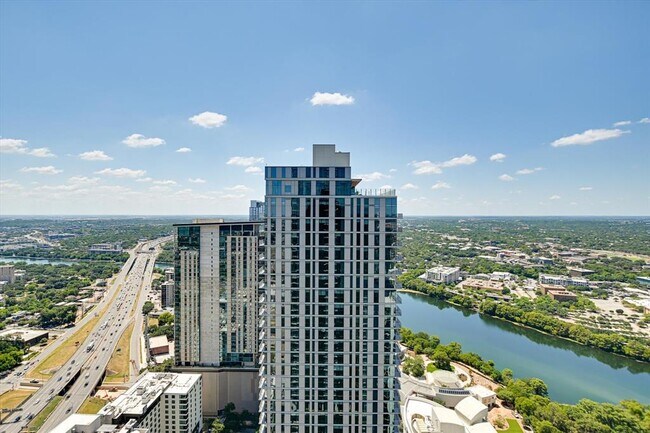 Building Photo - 610 Davis St