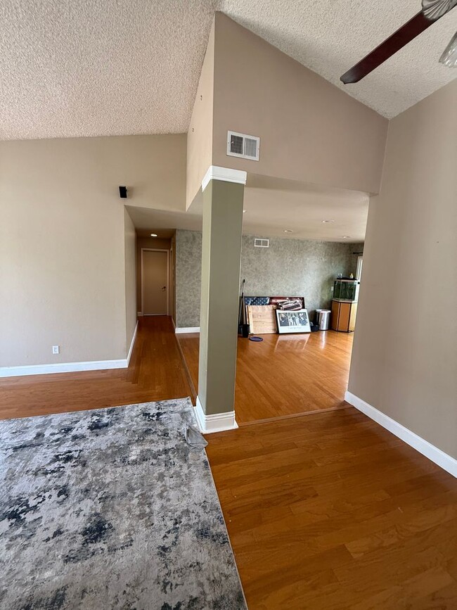 Building Photo - New Photos! Lovely One Level home in Valen...