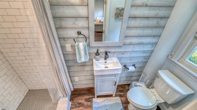 Building Photo - 120 N Newport Ave