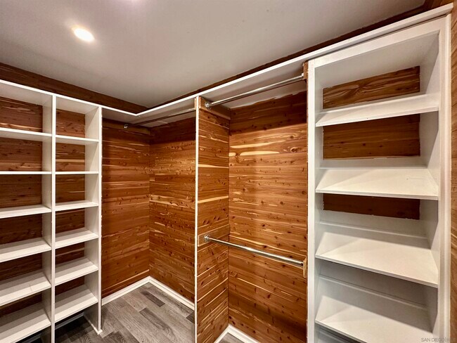 Building Photo - 6920 Country Club Dr
