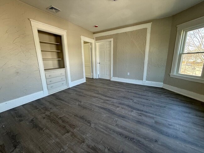 Building Photo - 68 Ash St