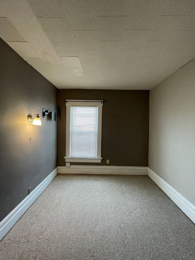 Building Photo - Charming 2-Bedroom Townhome with New Appli...