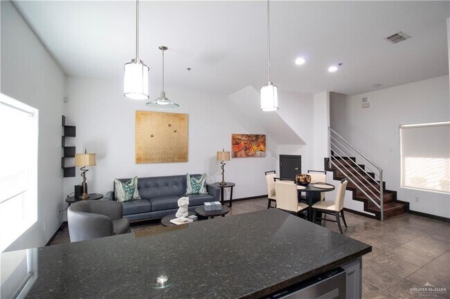 Building Photo - 18 W Daffodil Ave