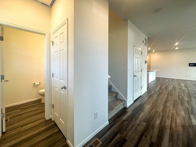 Building Photo - East Facing 3bd 2.5ba paired home in Senderos Creek!