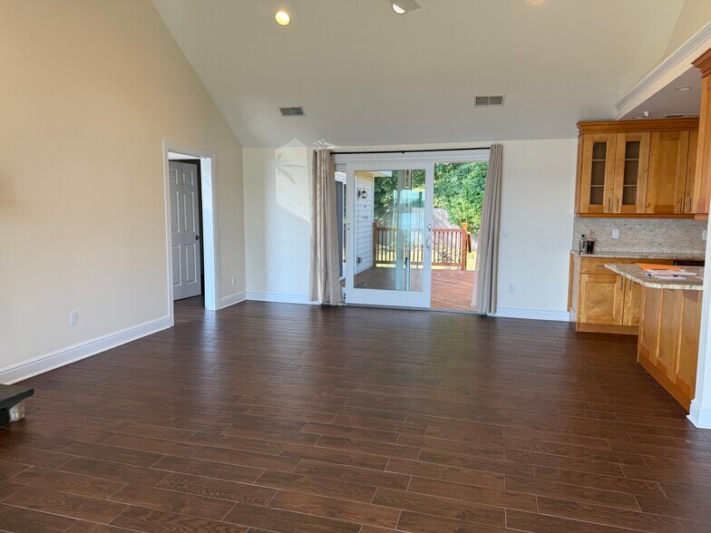 Building Photo - 267 Weed Ave