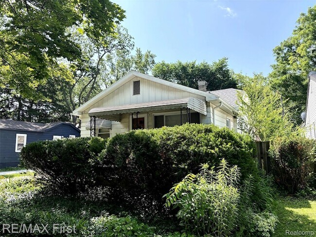 Building Photo - 340 E Maxlow Ave