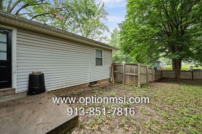 Building Photo - Very Spacious and ready for immediate move-in!!