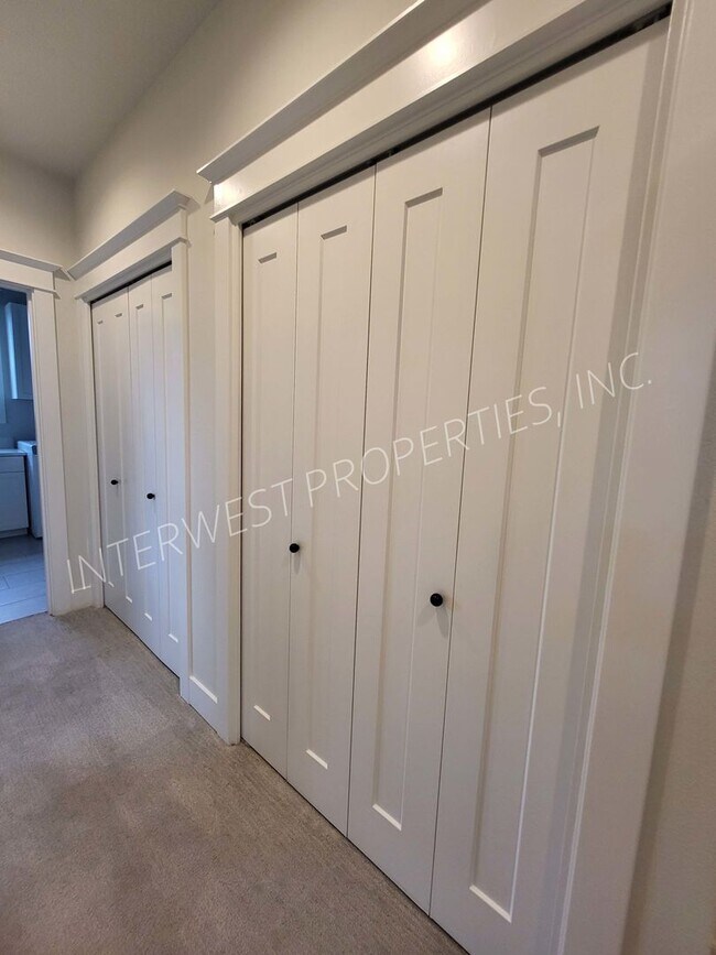 Building Photo - 4 bd 3.5ba dream home in the heart of the Woodlawn District w/Washer/Dryer, Garage & Gas Fireplace!
