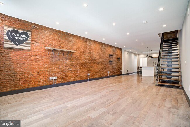 Building Photo - 2353 E York St