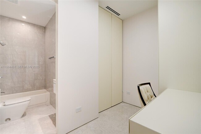 Building Photo - 18501 Collins Ave