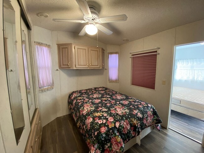 Building Photo - 55+ Park Town Home!