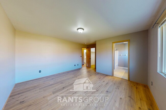 Building Photo - Easy commute to JBLM! Close to Shopping & ...