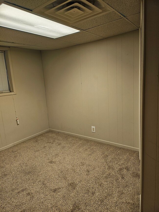 Building Photo - ALL PROSPECTIVE TENANTS MUST SUBMIT A $58 NON-REFUNDABLE APPLICATION FEE PER APPLICANT ONLINE AND...