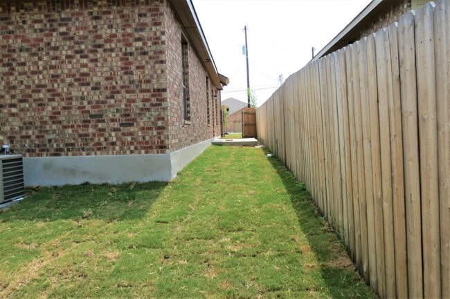Building Photo - 3/2/2 off HWY 46 / Fridge / Interior Washe...