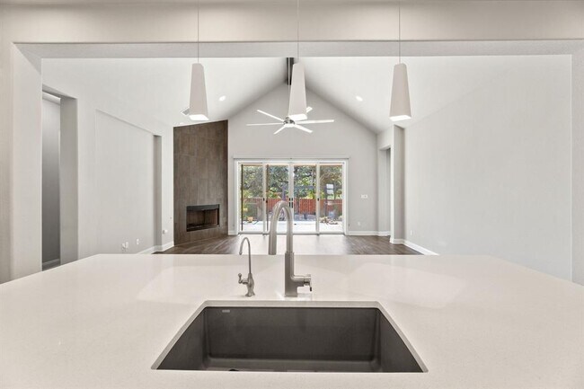 Building Photo - 605 White Tail Cv