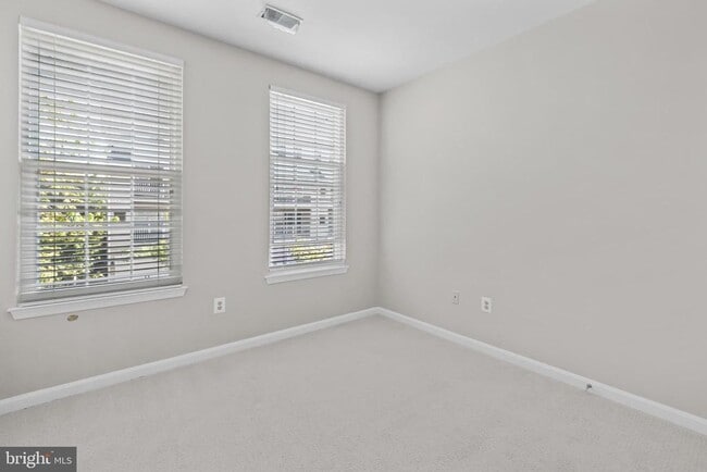 Building Photo - 4951 Brenman Park Dr