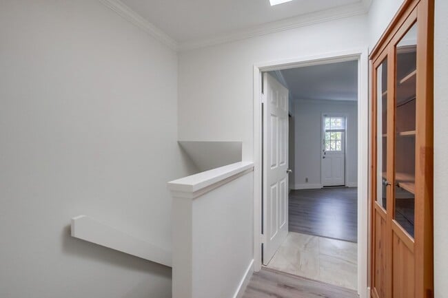Building Photo - Spacious La Jolla Townhome in Desirable Wo...