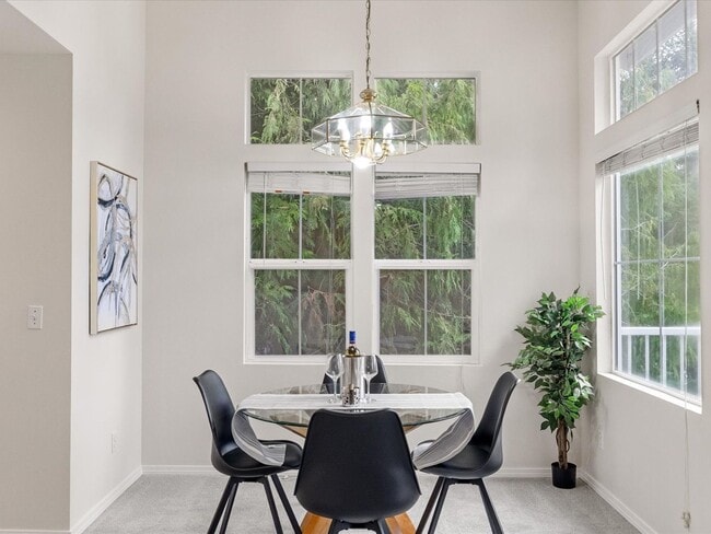 Building Photo - Available Now - 2 Bed/2 Bath End Unit Townhouse with Garage - Issaquah