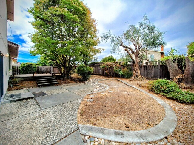 Building Photo - Spacious 4bd Tri-Level Home w/Central Heat...