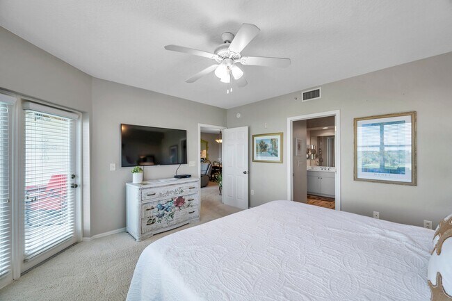 Building Photo - 1200 Country Club Dr