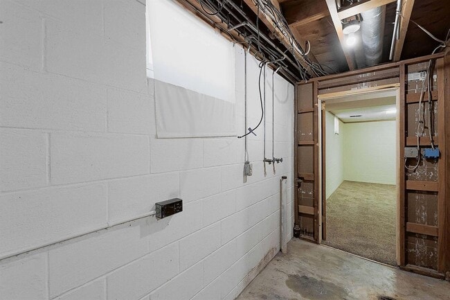 Building Photo - 375 S 44th St