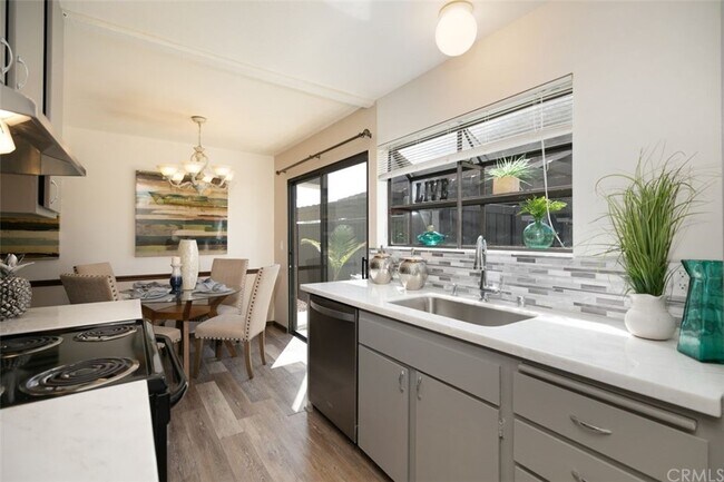 Building Photo - 323 Streamwood-