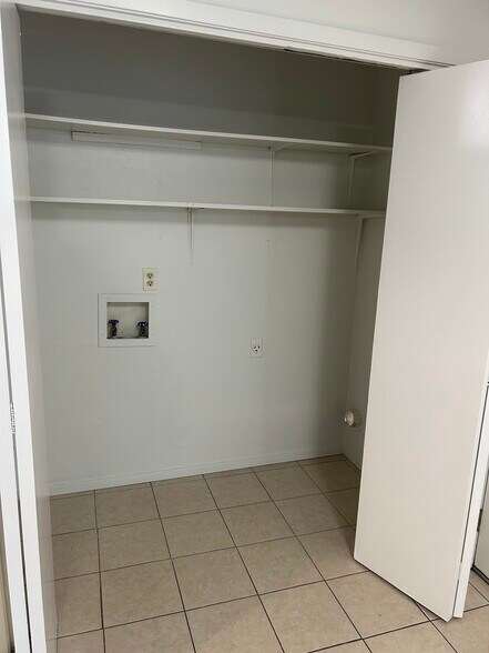 Building Photo - 404 Fox Dr