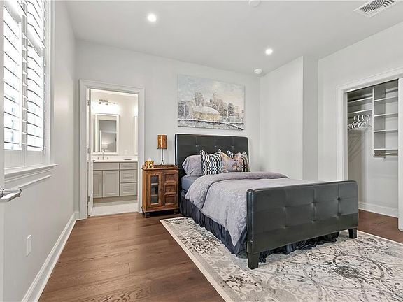 Building Photo - 731 St Charles Ave