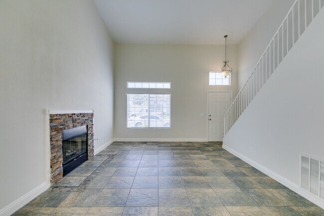 Building Photo - Modern 2 Bed, 2.5 Bath Henderson Townhome
