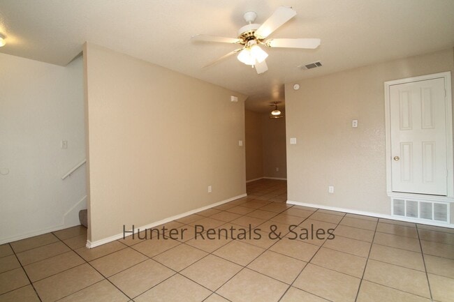 Building Photo - Updated 3-Bedroom, 2-Bath Townhome with Downstairs Suite in Prime Killeen Location