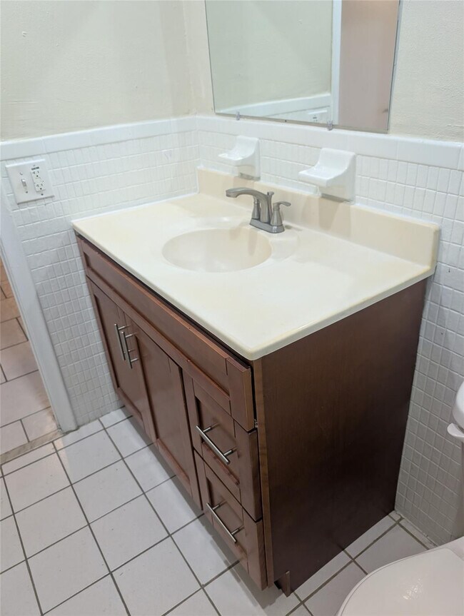 Building Photo - 5820 NW 17th Pl