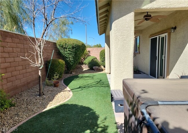 Building Photo - 10465 Saddle Mountain St