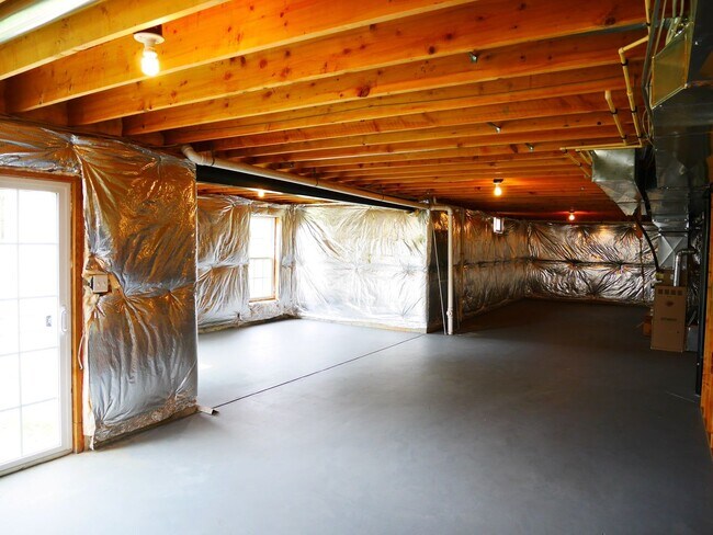 Building Photo - 5 Bedroom 2.5 Bathroom Home- Located in Fi...