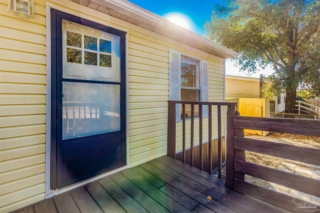 Building Photo - 211 Evergreen Dr