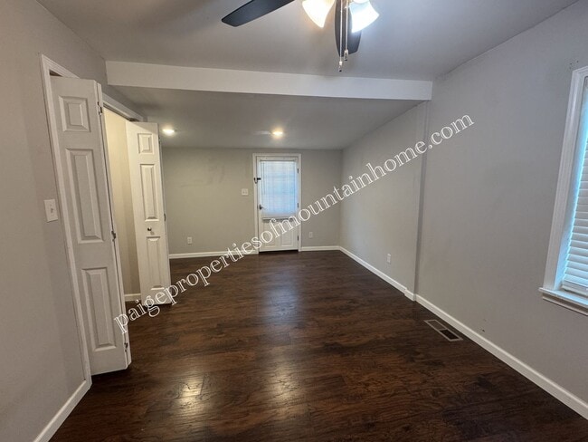 Building Photo - Charming 3 bed, 2 bath off Hwy 5 South