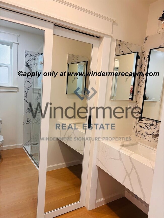 Building Photo - Beautifully Remodeled 2 Bed/2 Bath Duplex- in desirable location Downtown Sacramento!!