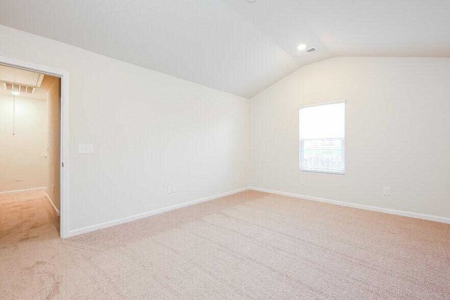 Building Photo - 2127 Southlea Dr