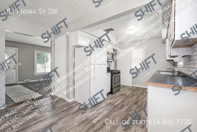 Building Photo - 839 Iowa St SW