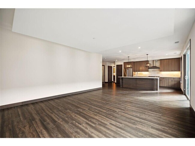 Building Photo - 253 Lake St E