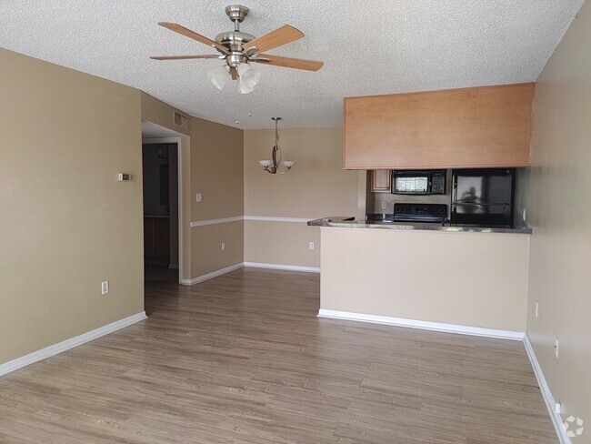 Spacious family room @ kitchen - 215 Lake Brook Cir