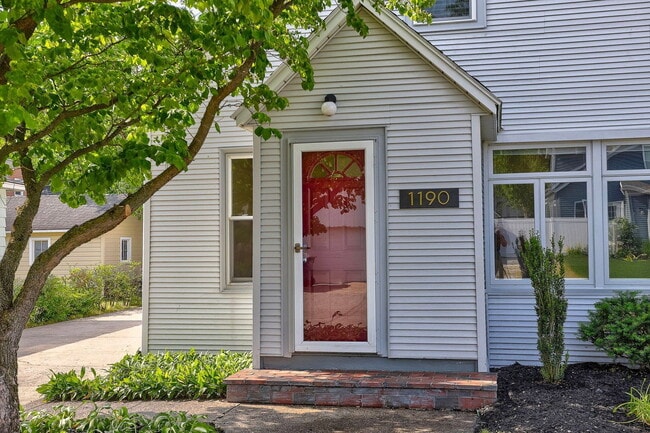 Building Photo - 1190 Lakeview