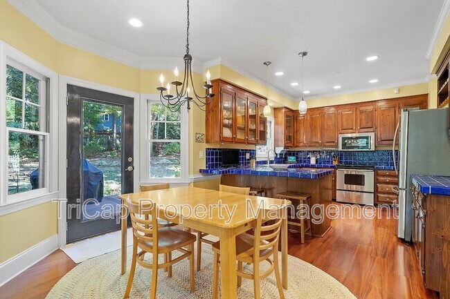 Building Photo - 2113 Hamrick Dr