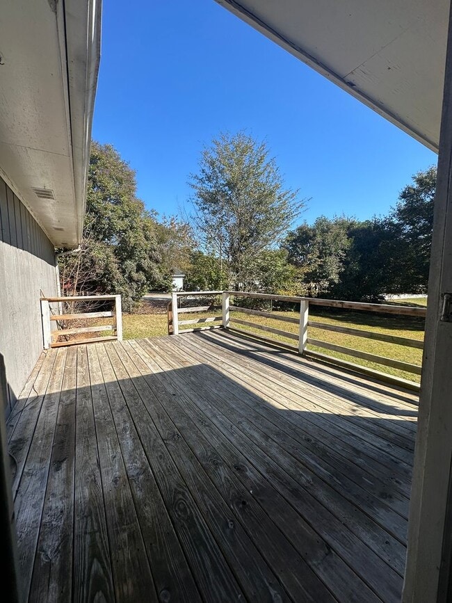 Building Photo - Move-in ready 3 bedroom, 2 bath brick home...