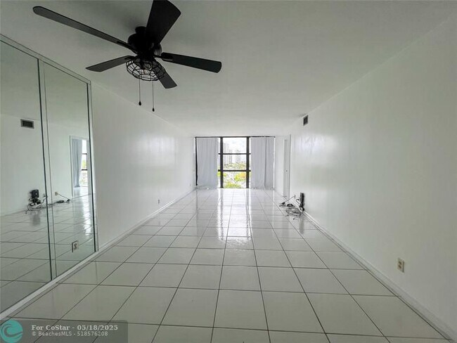Building Photo - 800 Parkview Dr