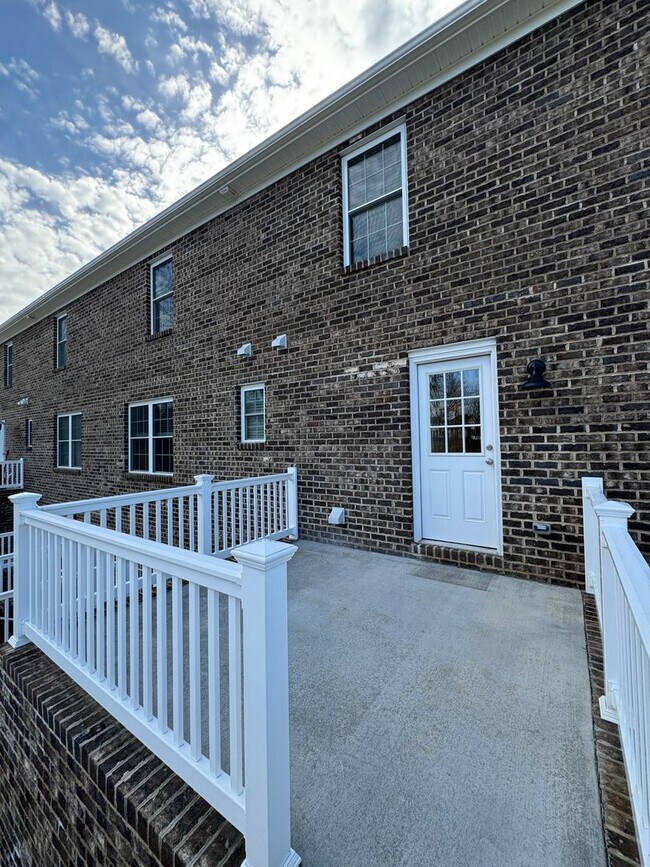 Building Photo - Like New Duplex for Rent