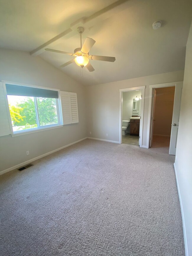 Building Photo - LARGE SINGLE FAMILY HOME ON CORNWALL (RPM#220)