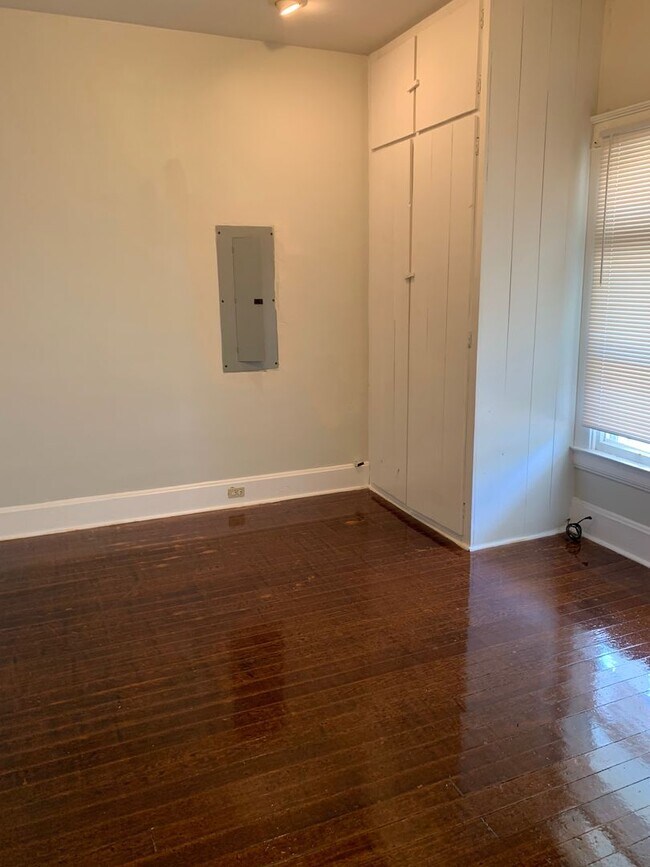 Building Photo - Off Street Parking on Park Ave-Available A...