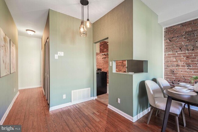 Building Photo - 424 11th St NE